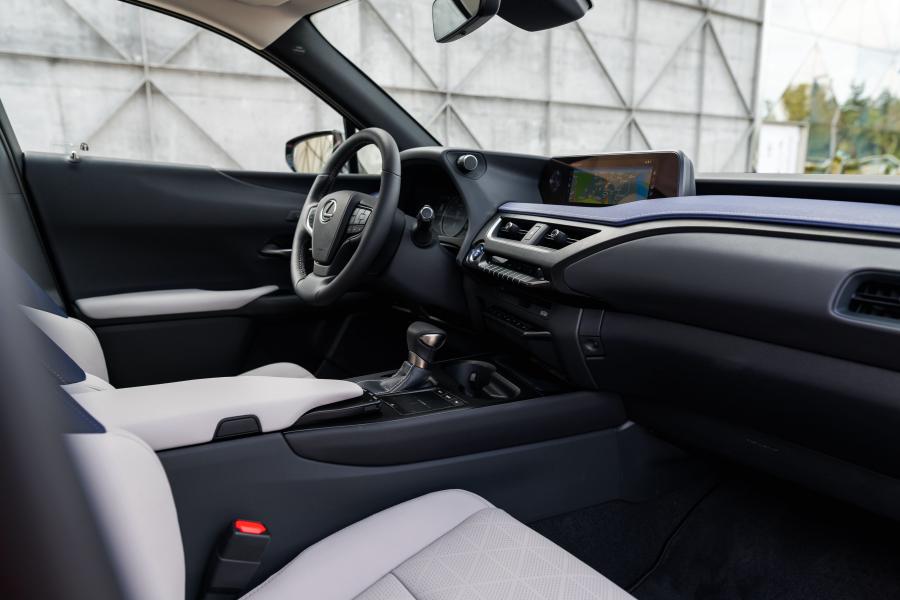 Интерьер Lexus UX200 2018 года  (NA) (фото 5 из 18)